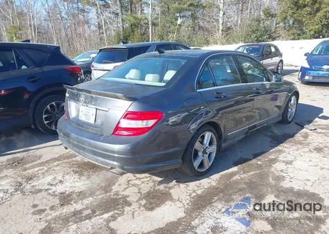 2011 Mercedes-Benz C 300 Sport 4Matic z USA, uszkodzony, nr VIN WDDGF8BB2BR141652